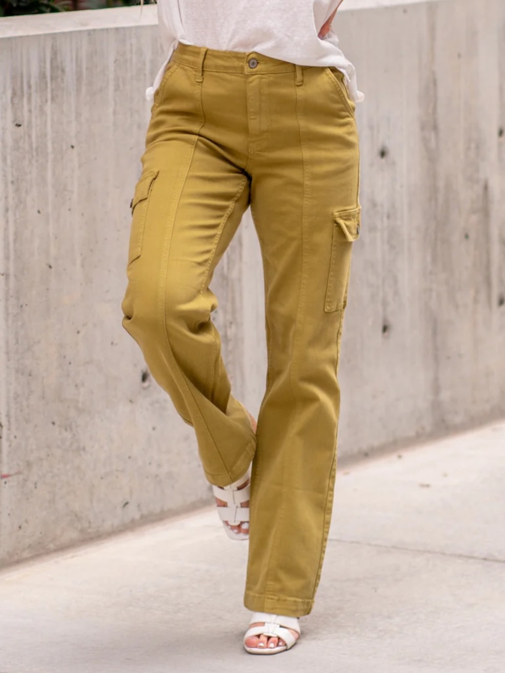 Judy Blue Straight-Leg Cargo Pants in Matcha Green size 13/31